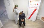 Una trabajadora sanitaria realiza un test de antígenos a una taxista de la Comunidad de Madrid.