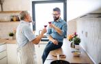 Un padre y un hijo celebran el Día del Padre con un brindis.