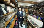 Los hermanos Jesús Mari y Uxua Cebrián Leyun en el interior de su establecimiento Bolsos Cebrián. Se quitaron la mascarilla para la fotografía.