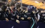 Victoria de Hamilton en Baréin, con Sainz octavo y Alonso retirado por un problema en los frenos