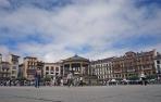 Viadantes cruzan poco antes del mediodía de ayer por la plaza del Castillo.