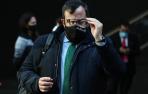 El consejero de Interior, Javier Remírez, con las gafas empañadas por la mascarilla en el Parlamento.