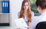 Una mujer en una entrevista de trabajo.