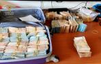 Parte del dinero incautado en la operación.