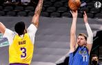 Doncic lanza ante la oposición de Davis.