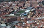 Vista aérea de viviendas en Pamplona, con el estadio Larrabide en el centro.