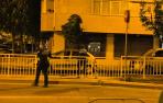 Jóvenes de fiesta en un piso de Iturrama lanzan vasos y botellas por la ventana a la vía pública