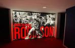 Osasuna dedica la sala de prensa de El Sadar a Michael Robinson