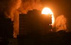 Una explosión en un edificio de la ciudad de Gaza tras un ataque israelí.