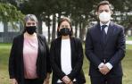 De izquierda a derecha, Estefanía Arribas Leal, supervisora de la Clínica Josefina Arregui; Mercedes Pérez Díez del Corral, decana de la Facultad de Enfermería de la Universidad de Navarra; y Ángel Gardachal, director gerente de la CJA.