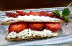 Milhojas de fresas y mascarpone con almendras