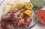 Costillas cocidas con papas y piña de maíz