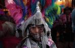 INDÍGENAS GUATEMALTECOS CELEBRAN A SUS DIFUNTOS ENTRE TUMBAS DE COLORES