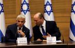 Yair Lapid (izada) y Naftali Bennett (dcha), en el Parlamento israelí.
