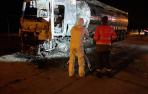 Agentes de la Policía Científica de la Policía Foral fotografían el camión incendiado en Zuasti.