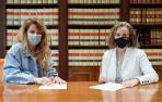 La gerente de AJE, Adriana Eransus, y la directora general Izaskun Goñi, en la firma del convenio.