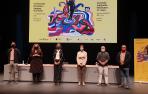 La consejera Esnaola con la directora artística, Raquel Andueza, (a su izquierda) la jefa de sección de Promoción Artística, Marisol Martíniez, (a su derecha) y participantes en la programación.