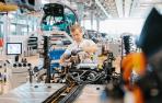 Un trabajador de la planta de Dresde durante el ensamblaje de un Volkswagen ID.3.