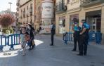 Agentes de la Policía Municipal durante el control de acceso a la plaza de los Fueros desde Gaztambide-Carrera realizado el año pasado