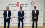 De izquierda a derecha: Joaquín Ancín, presidente de Enercluster, Mikel Irujo, consejero de Desarrollo Económico y Empresarial, y Javier Villanueva, director gerente de Enercluster.
