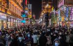 Una calle de mercado en Wuhan, el pasado mes de diciembre. Desde entonces, las mascarillas han dejando poco a poco paso a las sonrisas