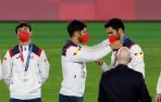 Marco Asensio le entrega a Mikel Merino la medalla de plata