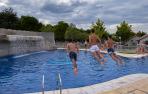 Toda la semana, y especialmente el fin de semana, serán necesarios los chapuzones en piscinas como la del cámping de Irache, en la foto