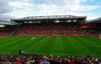 Momento del homenaje en Anfield a Michael Robinson