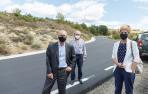 El consejero Ciriza, el alcalde de Aras, Jesús Carlos Fernández, y la alcaldesa de Viana, Yolanda González, en el tramo de carretera renovado entre ambas localidades