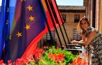 Sara Fernández Allo, alcaldesa de Falces, en el balcón del salón de plenos