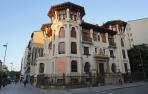 La Casa Goicoechea, ayer, con la lona que anuncia su inminente conversión en viviendas.