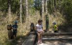 Unos niños disfrutan de las figuras y tallas que hay en el Bosque Animado de Ilundain. Un destino ideal para poder pasear y disfrutar de la naturaleza en familia