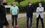 El consejero Ciriza, junto al director general de Obras Públicas e Infraestructuras, Pedro López, el alcalde de Baztan, Joseba Otondo, y el concejal de Obras Públicas, Florentino Goñi, en una visita reciente al barrio de Mendiola