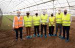 El consejero y responsables de la empresa, en la zona de cultivos, ubicada en Cadreita