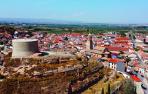 Imagen aérea de Ablitas en la que se ve, en primer plano, el cabeza sobre el que se asienta el Castillo y, al fondo, el resto del casco urbano