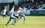 Samanes se lleva el balón de cabeza ante la presencia de dos jugadores del Deportivo