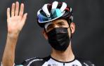 Mikel Nieve, con la ceja y el codo golpeados, durante la pasada Vuelta a España