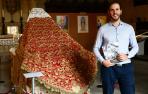 David Ascorbe Muruzábal junto al manto original de la coronación en la catedral de Pamplona