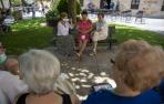 Un grupo de vecinas departe en los instantes previos a la entrega de pañuelos a los benjamines y el homenaje a los mayores del día 8