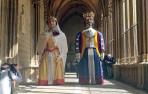 Los gigantes europeos desfilan en el claustro de la Catedral de Pamplona