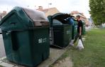 Félix Goñi, 19 años, echa la basura, ayer en Mendillorri. Ya se ha bajado la aplicación para abrir el contenedor con el teléfono móvil
