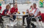 Aficionados de Osasuna almuerzan en los prolegómenos del partido ante el Rayo