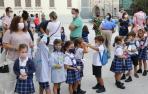 Alumnos y padres del colegio Vedruna de Pamplona, en el primer día del presente curso