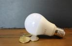 Bombilla y factura de la luz