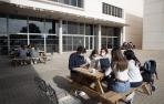 Varios alumnos del Campus de la UPNA de Tudela estudian en el espacio exterior de la instalación.