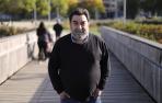 El decano de los sociólogos y politólogos navarros, Manuel Rodríguez, en una pasarela sobre el río Sadar, en Pamplona