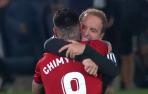 Abrazo del Chimy Ávila y Jagoba Arrasate