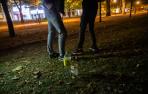 Los restos del botellón ensucian la hierba de la Ciudadela y Vuelta del Castillo