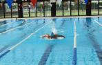 Usuarios en la piscina cubierta del polideportivo de San Adrián.