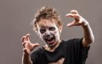 Un niño disfrazado de zombie por Halloween.